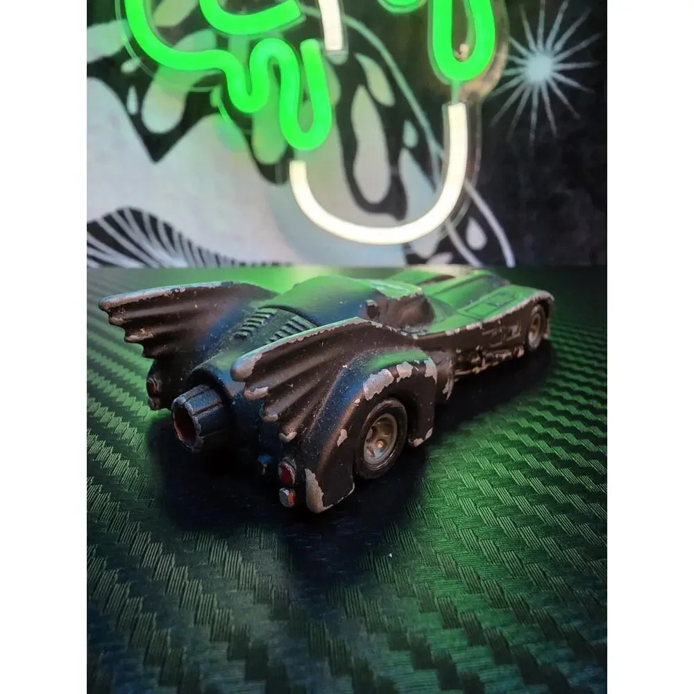 ERTL DC Comics Batman Batmobile 1/64 Scale Car TC-189 1992
